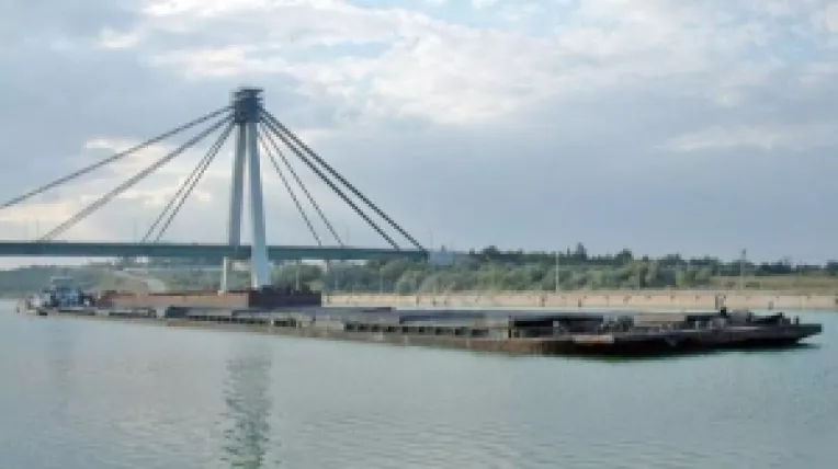 In timp ce traficul de marfuri in portul Constanta s-a diminuat, traficul pe canalul Dunare-Marea Neagra, in crestere