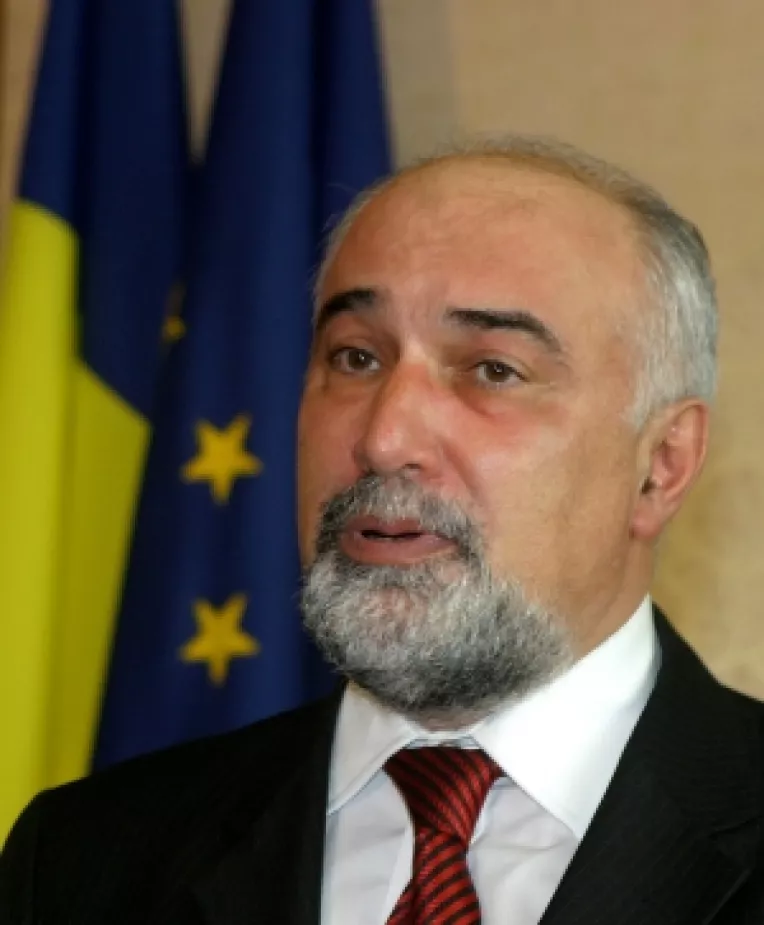 Inainte de campania electorala 
Vosganian le promite preotilor salarii echivalente cu ale profesorilor