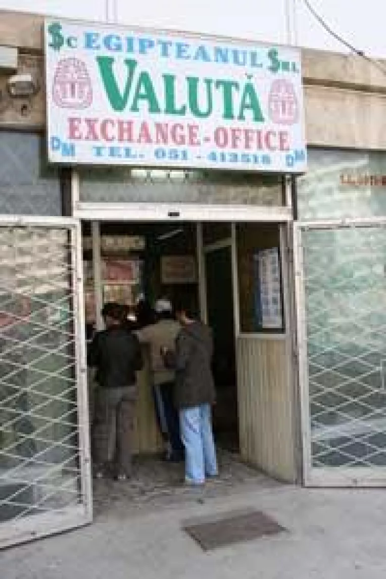 Inainte si dupa Sarbatorile Pascale. Casele de amanet si valutare, luate cu asalt