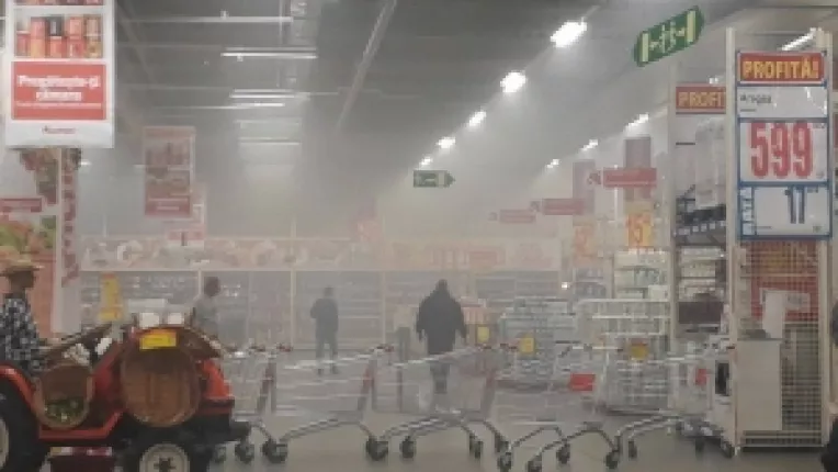 Incendiu la un hipermarket din Capitala