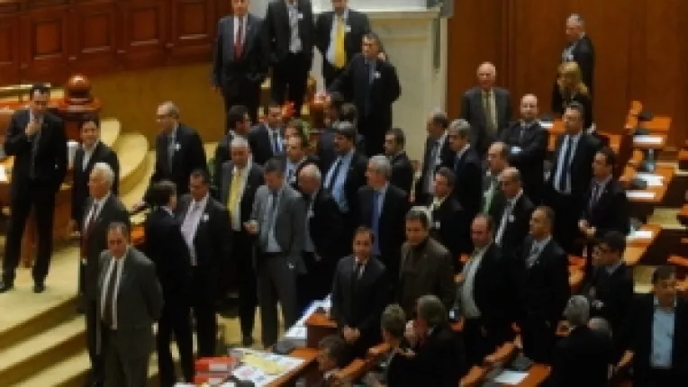 Incident intre Putere si Opozitie: Banner cu mesajul "Anastase=frauda", vorbe neelegante si imbranceli usoare