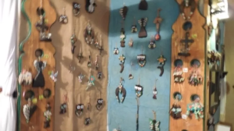 Inimioare, bufnite si pisici sculptate si pictate pe lemn de Andrei Burtea