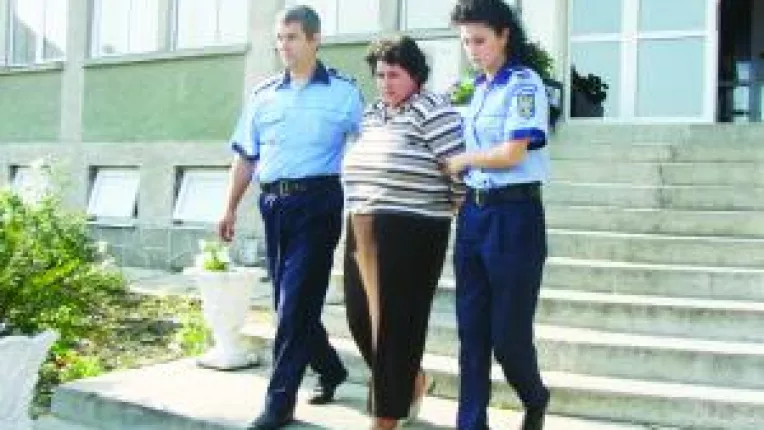 Inselaciune si uz de fals cu un prejudiciu de 775.000 de lei