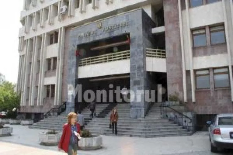 Instantele se incurca din nou in sindicate