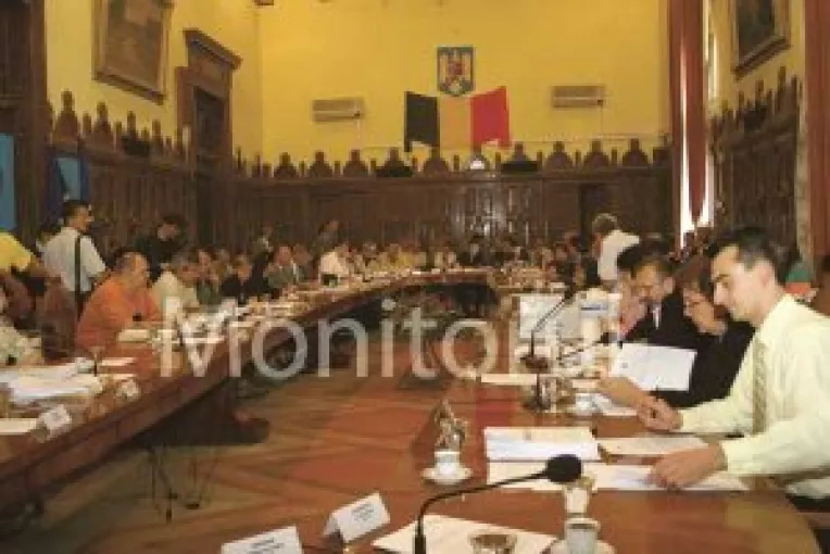 Intr-o luna consilierii judeteni rezolva trei probleme