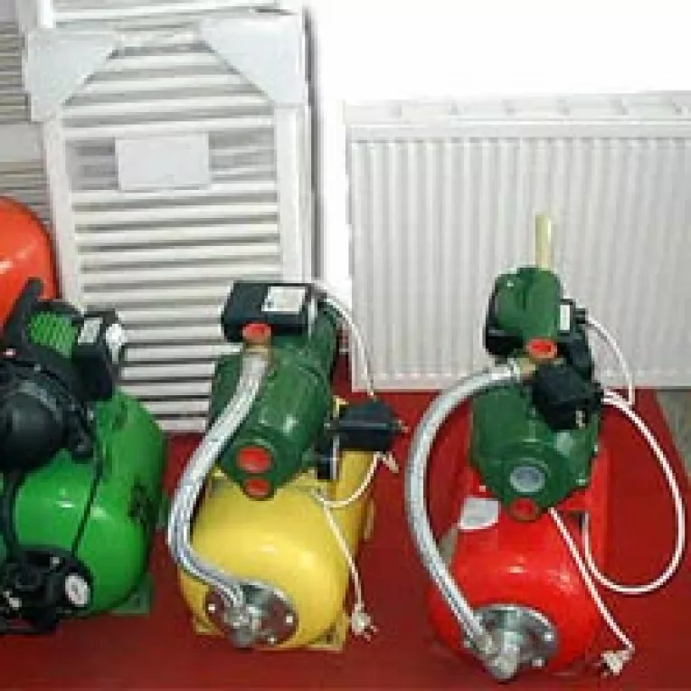 Inundatiile au fost mana cereasca pentru comertul cu pompe si barci