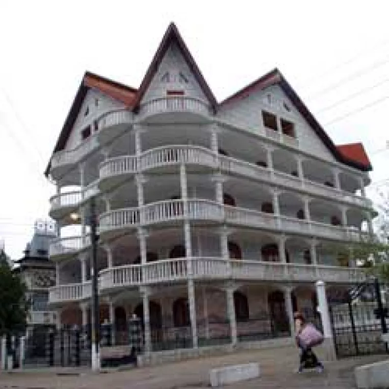 Invazia constructiilor kitsch