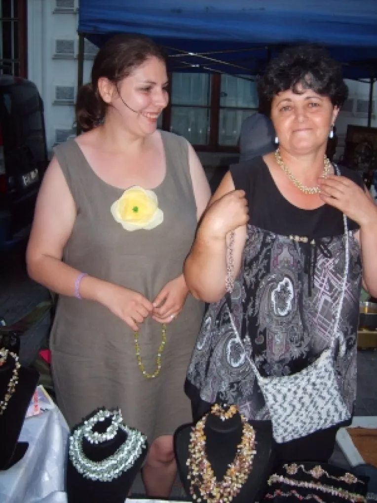 Ioana Ionita: "Coliere lucrate manual din pietre semipretioase!"