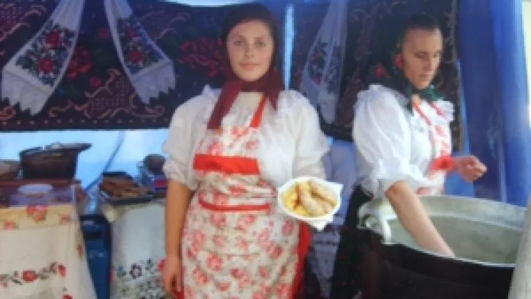 Ioana Sidau, o tanara de numai 18 ani, face in Piata Amzei sarmalute cu mamaliguta extraordinare pentru bucuresteni