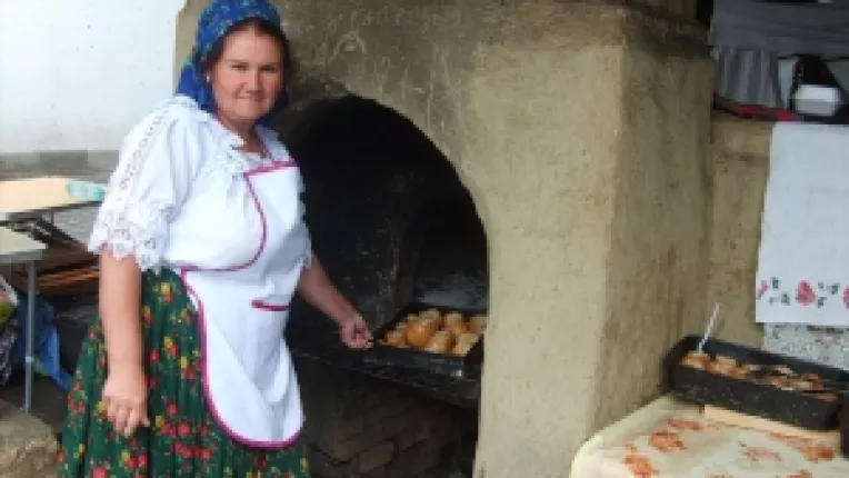 Ioana Tomsa: "Tocanita ca la Botiza, Maramures, si mere coapte, la targul de la MTR!"