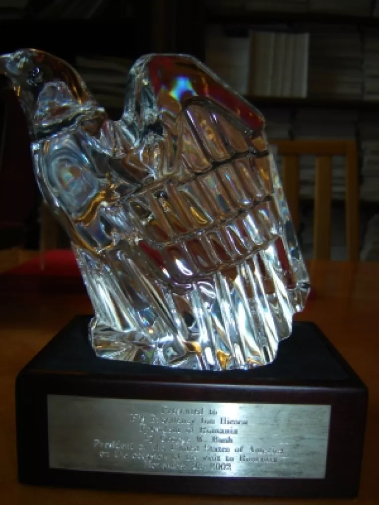 Ion Iliescu a donat obiectele primite de la presedintii de stat Muzeului Senatului
