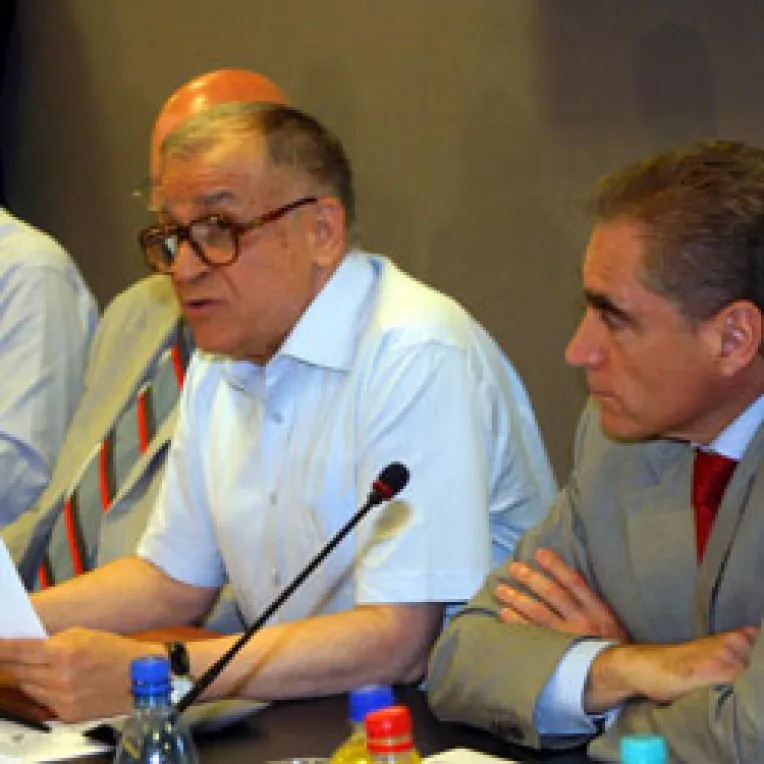 Ion Iliescu sustine ca nimeni din conducerea PSD, fie el si Geoana, nu-i da indicatii 
