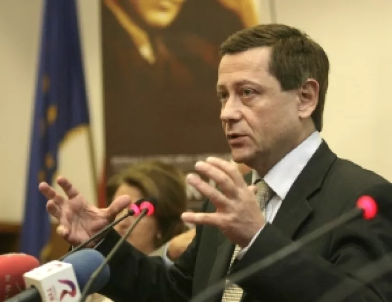 Iorgulescu crede ca Basescu i-ar putea da din nou papucii lui Stolojan, la fel ca in 2004
