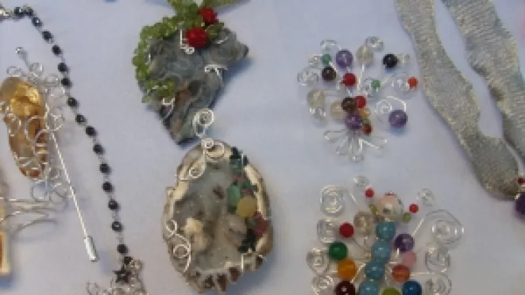 Irina Braileanu: "Am adus pandante din agat cu flori sculptate!"