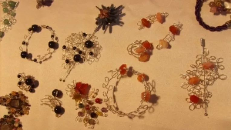 Irina Braileanu: "Coliere din sarma argintata cu turcoaz si sodalit!"