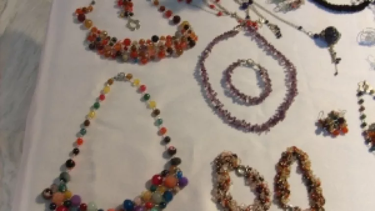 Irina Braileanu: "Inele din pietre diverse si coliere colorate!"