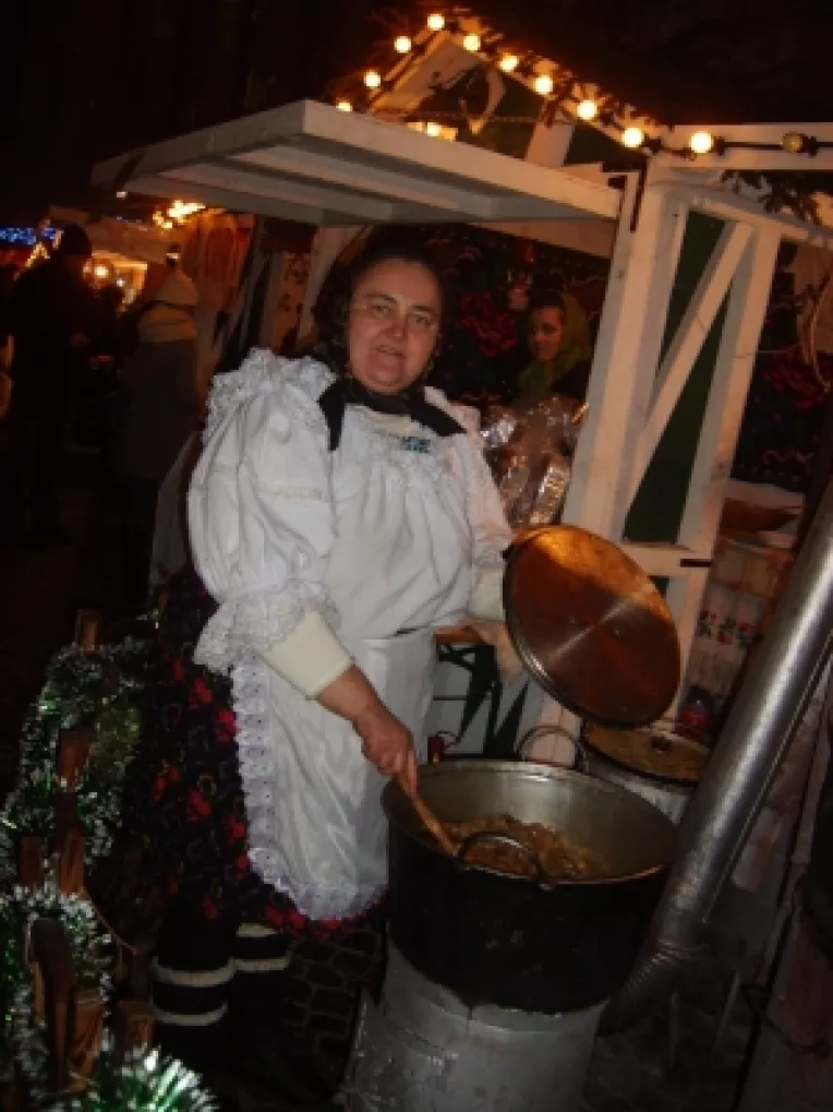 Iulia Corau din Botiza, Maramures: "La 12 ani, cand alti copii se jucau cu papusile, eu ma jucam la razboiul de tesut!"
