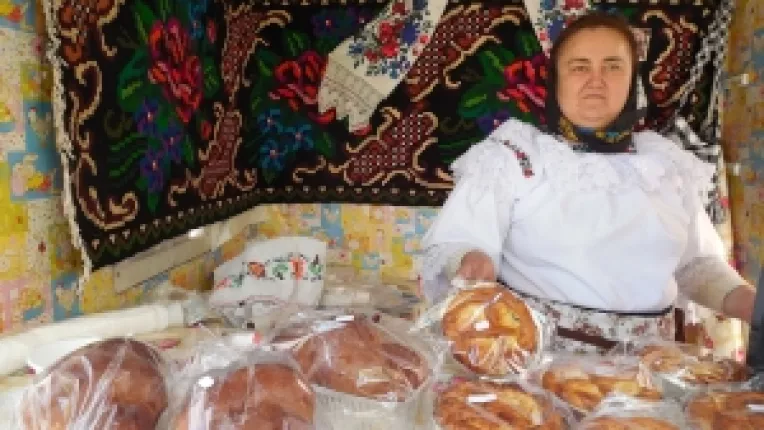 Iulia Corau din Botiza, Maramures, la targul din Parcul Cismigiu: "Romanii cauta de toate: si pasca, si cozonac, si sarmale!"