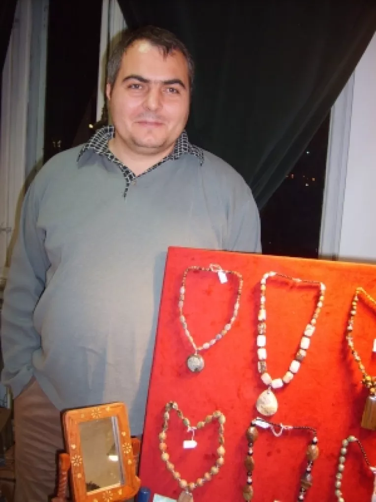 Iulian si Carmen Bere: "Bratari din coral, angelit, lapis lazuli si peridot!"