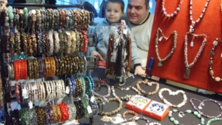 Iulian si Carmen Bere: "Cerceii montati in argint si bratarile cu diverse pietre, extrem de cautate!"