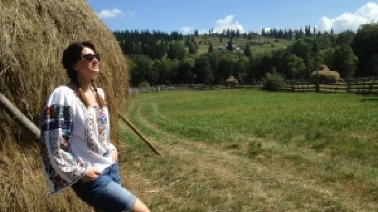 Iuliana Tudor a invatat sa coseasca la "Mi-s de la tara"