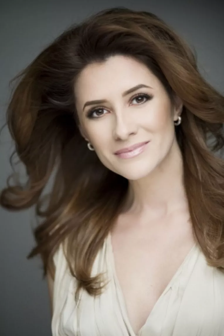 Iuliana Tudor, profesor la Scoala Nationala de Folclor a  lui Vlad Ionescu

 

