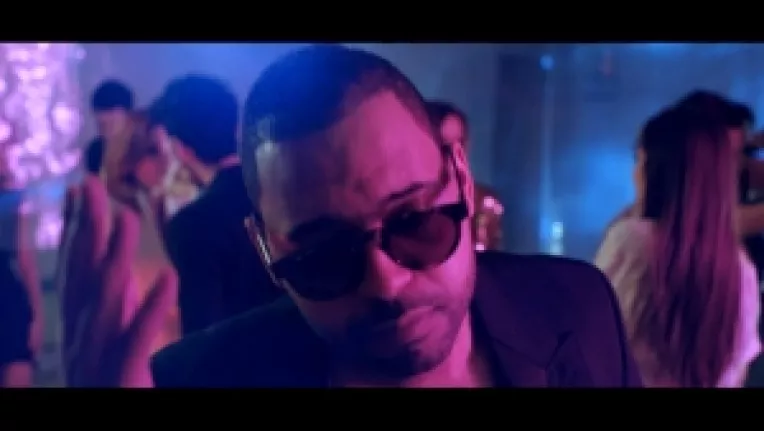 J..Yolo spune "Te pup, pa, pa" in cel mai recent videoclip   