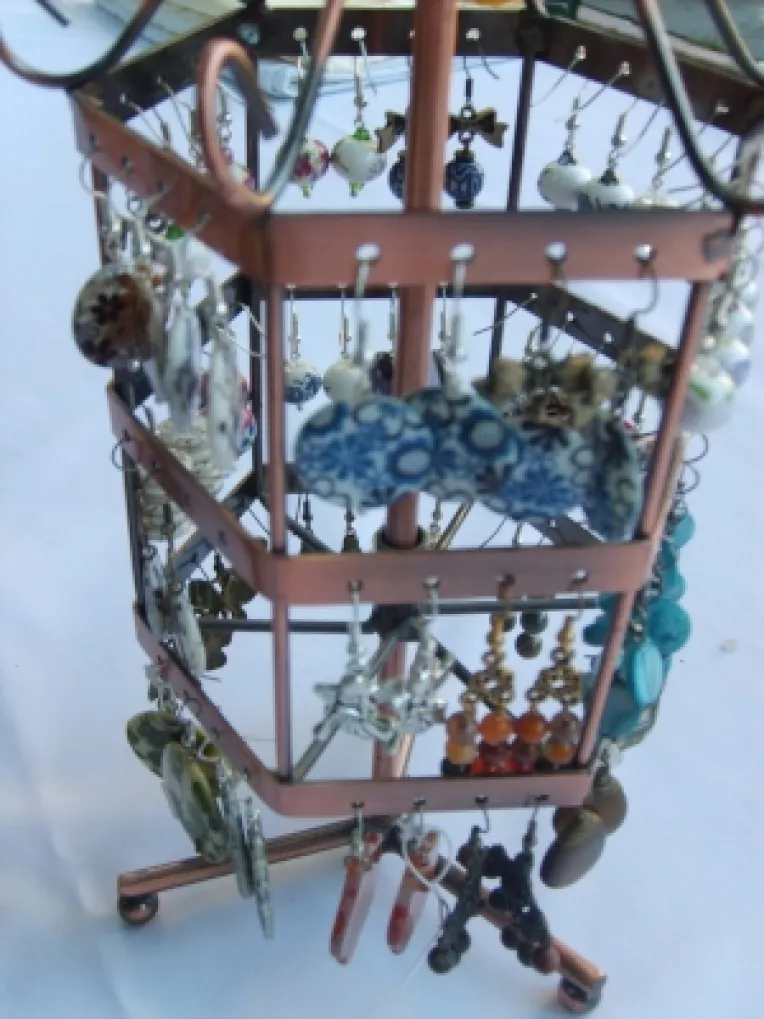 Jacqueline Niculescu: "Am adus cercei din portelan si cercei din sidef!"
