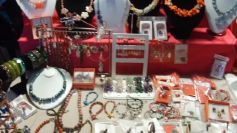 Jacqueline Niculescu: "Brose din agate, jaspuri, coral si ochi de tigru!"