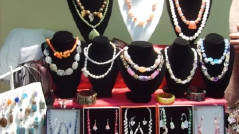 Jacqueline Niculescu: "Brose din jaspuri, agate si bronzit si coliere unicat!"