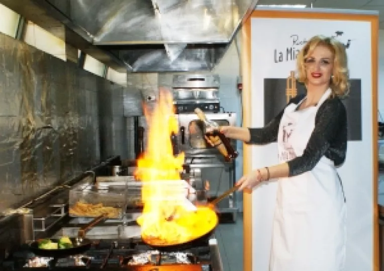 Julia Jianu gateste cu flacari!