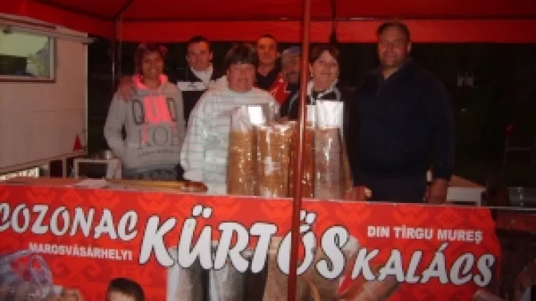 Kurtos kalacs din Tirgu Mures, la mare cautare la targul traditional din Parcul Cismigiu