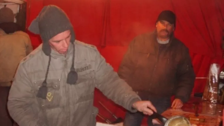 Kurtos Kolacs e la mare cautare la standul lui Fejer Karoly, la targul de la Universitate