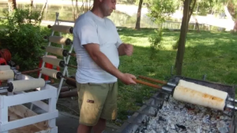 Kurtos kolacs, la targul de produse traditionale din Parcul Cismigiu