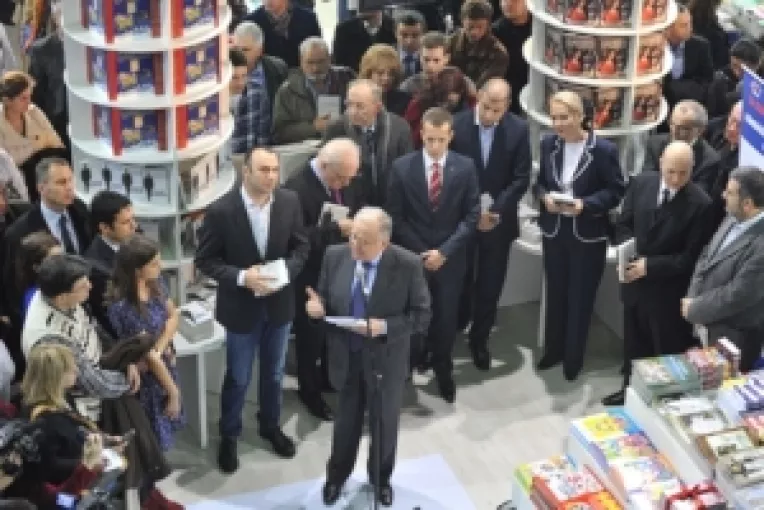 La Gaudeamus a fost lansata o carte a lui Adrian Nastase 