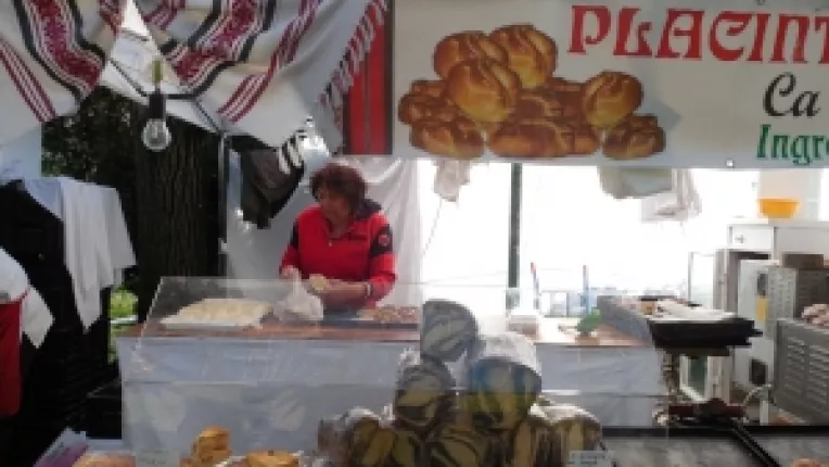 La standul Cozonac Domnesc din cadrul targului Traditii si flori de sarbatori, cea mai cautata este pasca cu branza si stafide
