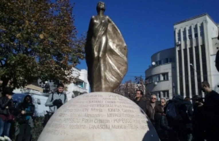 La un an de la tragedia petrecuta la Colectiv, a fost dezvelit un monument care evoca durerea pierderii a 64 de vieti nevinovate