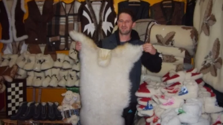 Lajos Tofalvi: "Papucii pentru femei si barbati si botoseii sunt cei mai cautati la targurile traditionale!"