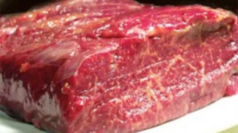 Lasagna congelata facuta de francezi din carne de cal si mancata de englezi continea si fragmente de caruta tiganeasca