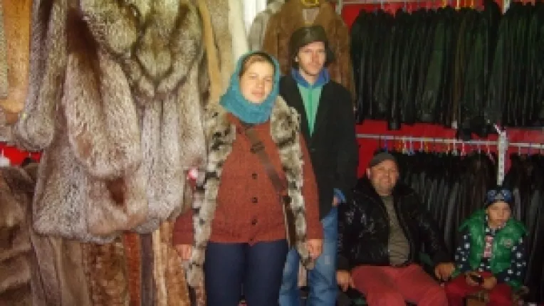 Laura si Sandu Cristian, din Orastie, Ardeal: "Avem reduceri de 50% la blanuri si haine de piele, la targul de la Piata Amzei!"
