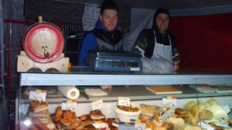 Laurentiu Sava: "Toba de casa si jumarile sunt cele mai cautate la targul de produse traditionale din Piata Amzei!"