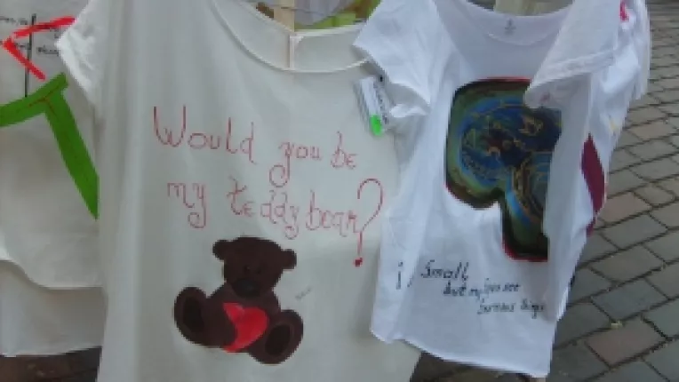 Lavinia, reprezentant Uatever: "Pictam bluze manual!"