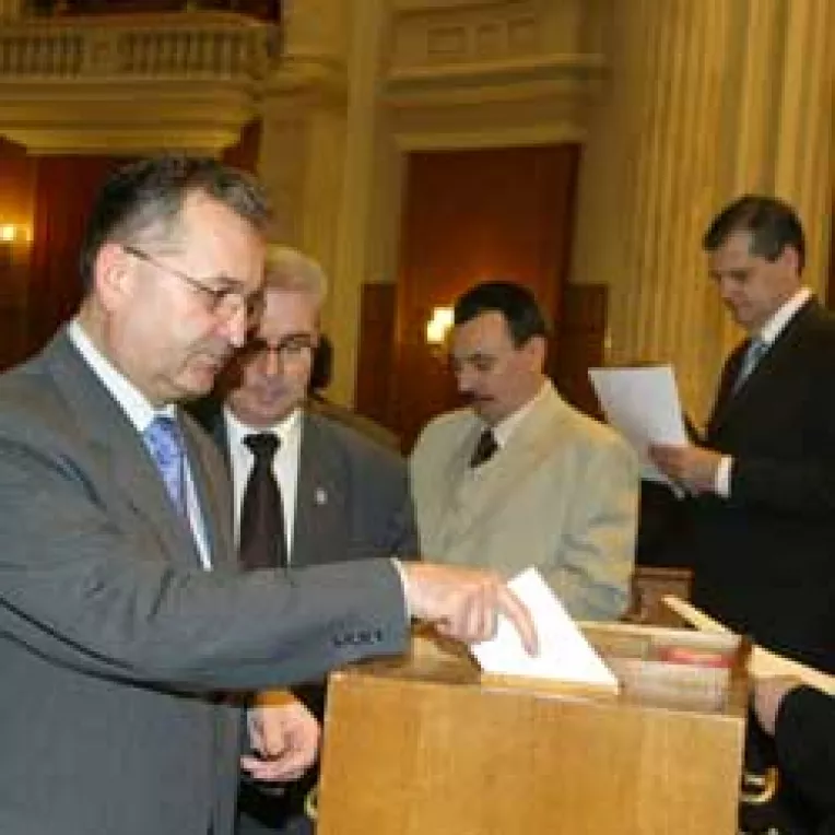 Legea minoritatilor mai asteapta o saptamÃ¢na