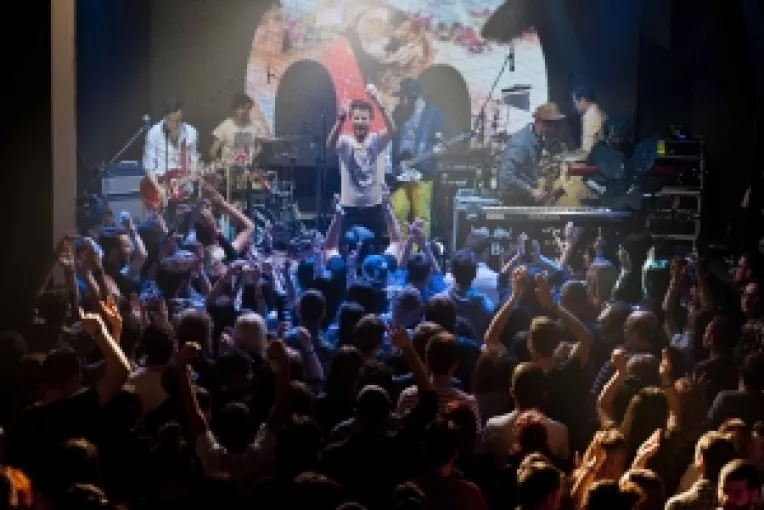 Les Elephants Bizarres deschid recitalul Iyeoka & The Rock by Funk Tribe in Hard Rock Cafe

 
