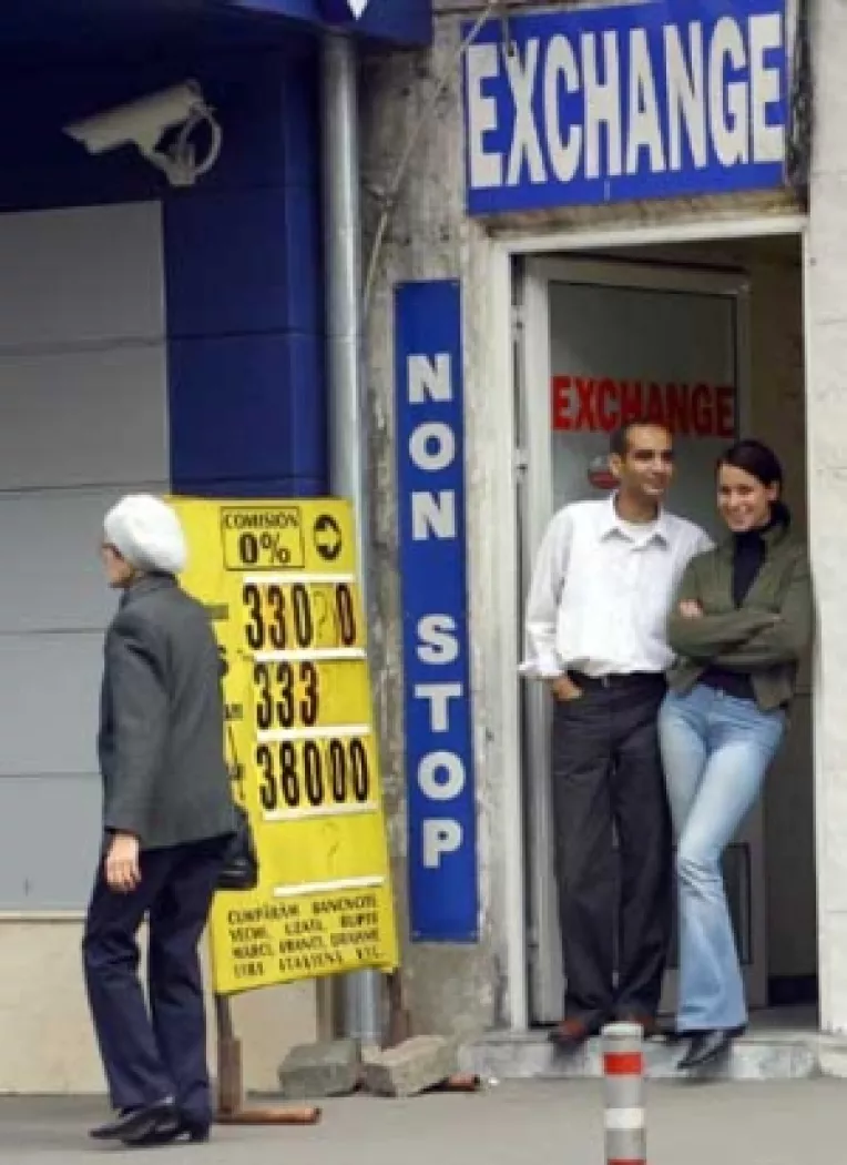 Leul, la cel mai scazut nivel din ultimele cinci luni