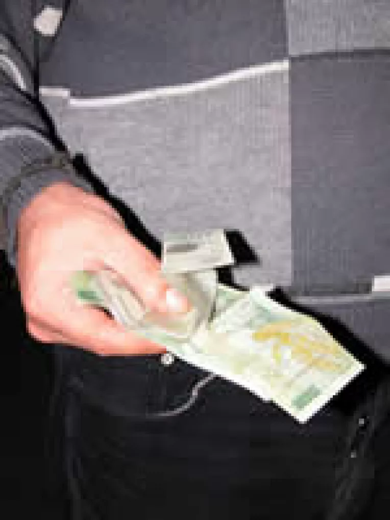 Leul romanesc, tratat cu refuz la ghiseele bancilor