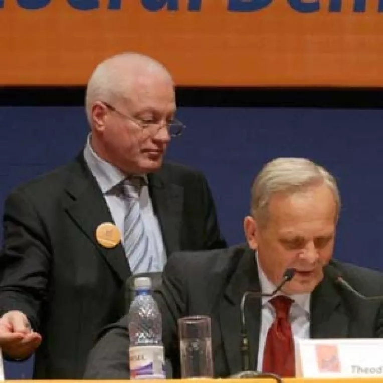 Liberal-democratii adera la anticipate si la caderea Guvernului