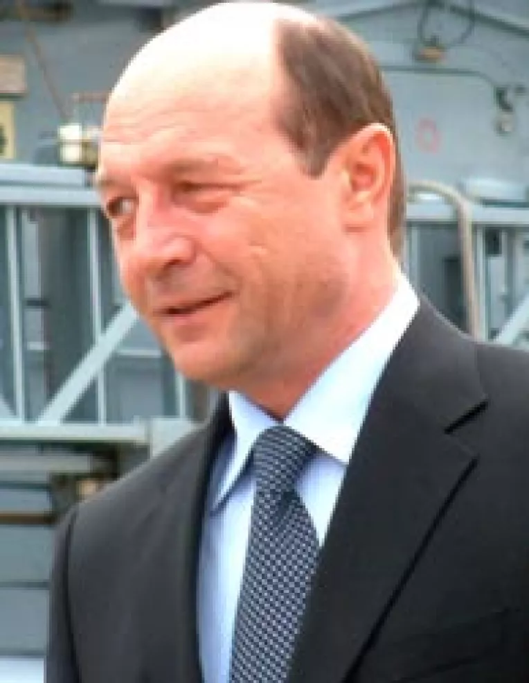 Liberalii fluiera pe puntea lui Basescu
