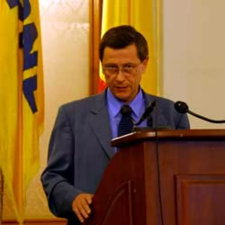 Liberalii ii cer lui Stolojan sa-l paraseasca pe Basescu