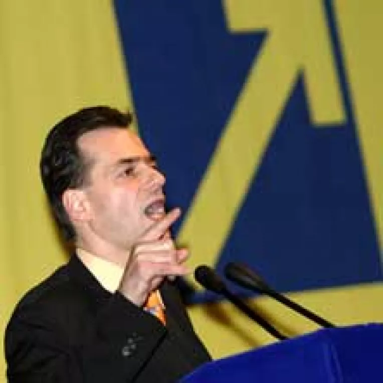 Liberalii si democratii nu se mai au ca fratii